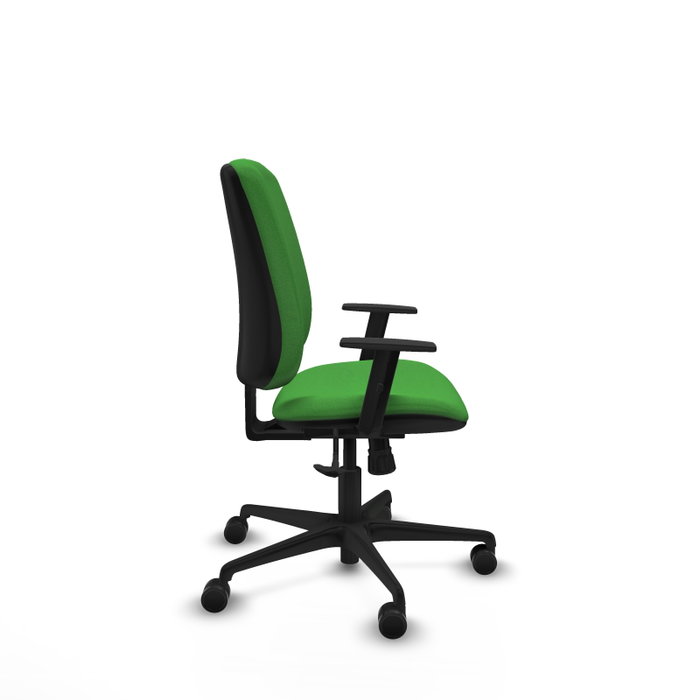 Silla de oficina Alares con mecanismo Sincro tapizada con Tela color Verde. Equipada con Base nailon negra, Brazos 1D y Ruedas 65mm nailon