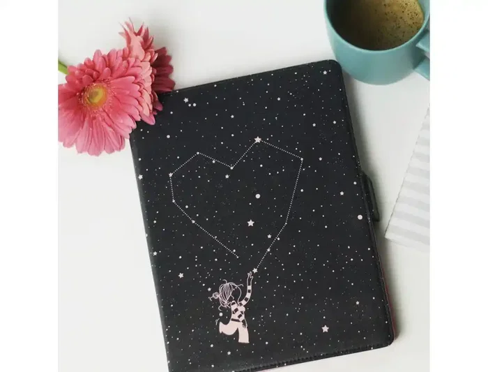 Wondee Funda Tablet Universal para 10.2 y 10.4 Pulgadas La Volátil - Diseño Exclusivo Estrellas sobre Fondo Oscuro, Protección contra Golpes y Arañazos