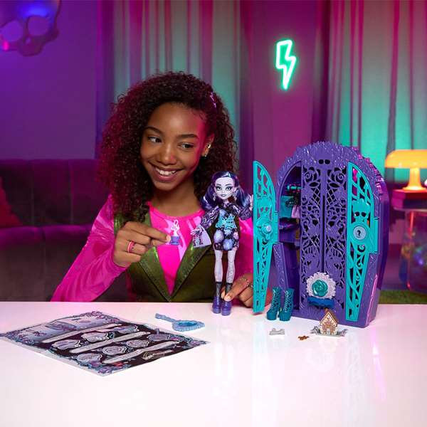 Mattel Muñeca Monster High Twyla con Armario, Ropa y Accesorios