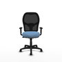 Silla de oficina Alocén con mecanismo Sincro tapizada con Tela color Azul cielo y malla color Negro. Equipada con lumbar 1D, Brazos 1D y Ruedas de nailon 50 mm