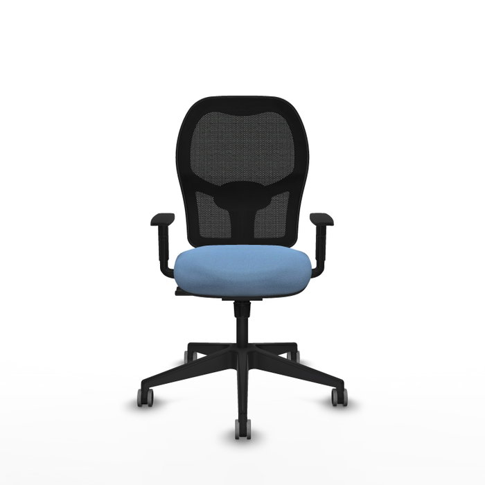 Silla de oficina Alocén con mecanismo Sincro tapizada con Tela color Azul cielo y malla color Negro. Equipada con lumbar 1D, Brazos 1D y Ruedas 65 mm parqué