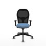 Silla de oficina Alocén con mecanismo Sincro tapizada con Tela color Azul cielo y malla color Negro. Equipada con lumbar 1D, Brazos 1D y Ruedas 65 mm parqué