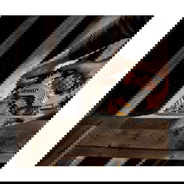 DeWALT Sierra Circular Inalámbrica 12V, Disco 14 cm 3600 RPM, Ajuste de Corte Biselado, Batería de Litio, DCS512P2-QW