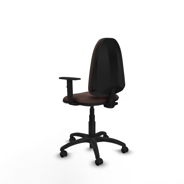 Silla de oficina Aýna con mecanismo Contacto permanente básico tapizada con Similpiel color Marrón oscuro. Equipada con Base poliamida negra, Brazos 1D y Ruedas de parqué