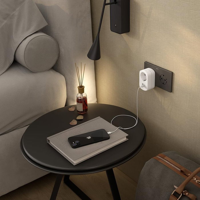 Simon Adaptador combi blanco con 1 toma Schuko y 2 puertos USB (30 W)
