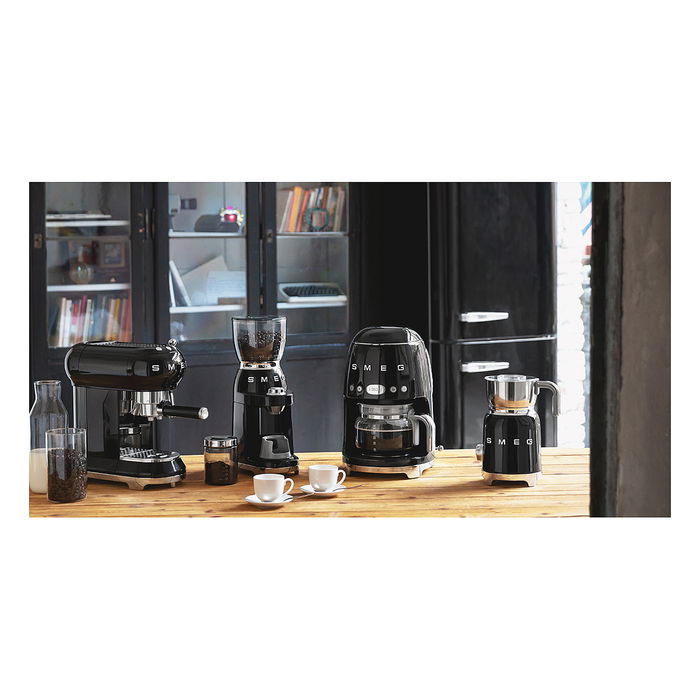 Smeg MFF11BLEU Espumador de Leche Automático 50's Style, 8 Funciones Caliente/Frío, Capacidad 0.6L, Acero Inoxidable, Color Negro - 220-240V