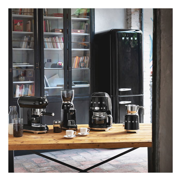 Smeg MFF11BLEU Espumador de Leche Automático 50's Style, 8 Funciones Caliente/Frío, Capacidad 0.6L, Acero Inoxidable, Color Negro - 220-240V