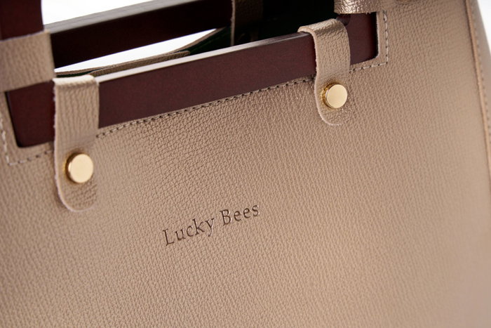 Lucky Bees 1289 Bolso de Cuero de Polivinilo Dorado Elegante para Mujer, Accesorio de Moda Versátil y Funcional con Bolso Interior Lucky Bees 1289 Bolso de Cuero de Polivinilo Dorado Elegante para Mujer, Accesorio de Moda Versátil y Funcional con Bolso Interior