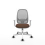 Silla de oficina Cilanco con mecanismo Sincro tapizada con Tela color Marrón oscuro y malla color Gris. Equipada con lumbar 1D, Reposabrazos blancos y Ruedas 65mm nailon