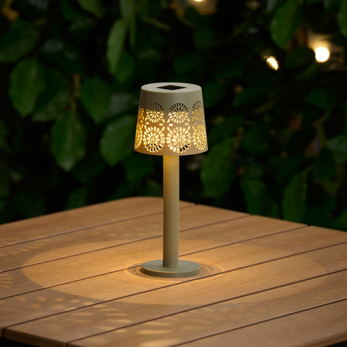 Outfit Lámpara de Mesa Solar con Pantalla Calada, Colores Surtidos (Beige, Negro, Verde), Diámetro 9 cm x Altura 23.5 cm