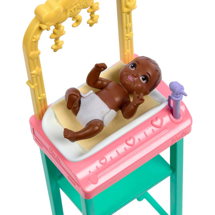 Barbie Caja Pediatra con Muñeca Bebé, Jumpsuit Rosa, Muebles y Accesorios Médicos para Niños a Partir de 3 Años Barbie Caja Pediatra con Muñeca Bebé, Jumpsuit Rosa, Muebles y Accesorios Médicos para Niños a Partir de 3 Años