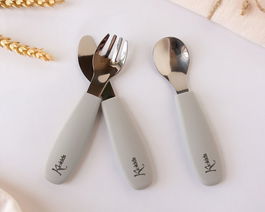 KioKids Set Cubiertos Infantiles de Acero Inoxidable 304 y Silicona Gris | Para Niños +6 Meses | 14 cm | Compatible Lavavajillas