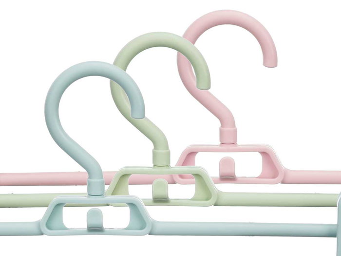 Kipit Set 4 Perchas con Pinzas de Plástico y Metal, 3 Colores Surtidos (Azul, Rosa, Verde), 34x5.5x21 cm (Set de 24)