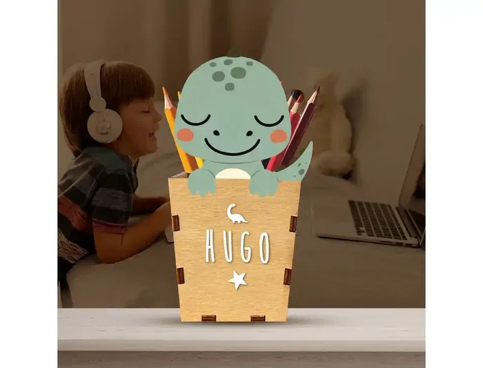 Wondee Cubilete Portalápices Personalizable Dino Madera para Escritorio Infantil 180x80x100 mm Wondee Cubilete Portalápices Personalizable Dino Madera para Escritorio Infantil 180x80x100 mm
