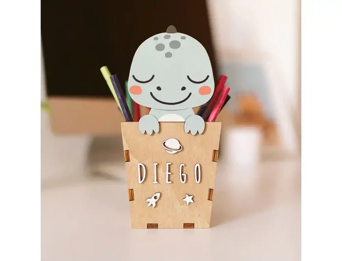 Wondee Cubilete Portalápices Personalizable Dino Madera para Escritorio Infantil 180x80x100 mm Wondee Cubilete Portalápices Personalizable Dino Madera para Escritorio Infantil 180x80x100 mm