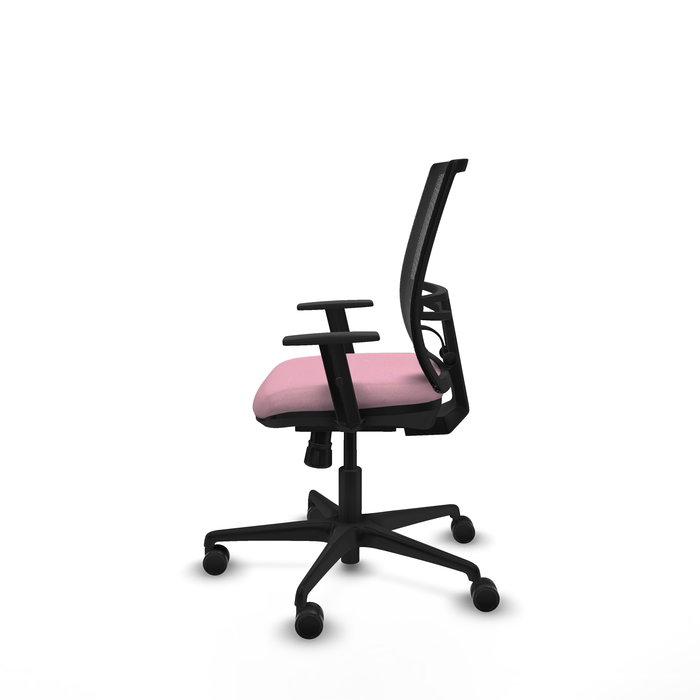 Silla de oficina Yunquera con mecanismo Sincro tapizada con Tela color Rosa y malla color Negro. Equipada con lumbar 1D, Brazos 1D y Ruedas 65mm nailon