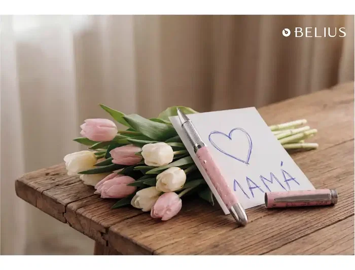 Belius Lote Escritura Día de la Madre - 11 Piezas + 2 Regalo + 2 Carteles Diseño + 10 Postales - Set de Plumas, Rollers y Bolígrafos de Alta Calidad