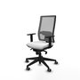 Silla de oficina Horna con mecanismo Sincro tapizada con Tela color Blanco y malla color Gris. Equipada con lumbar 1D, Brazos 1D y Ruedas 65 mm parqué