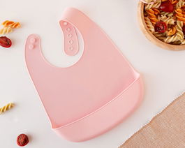 KioKids Babero Blandito de Silicona con Bolsillo Recogemigas Ajustable para Bebé +4 Meses, Impermeable y Fácil de Limpiar, Color Rosa