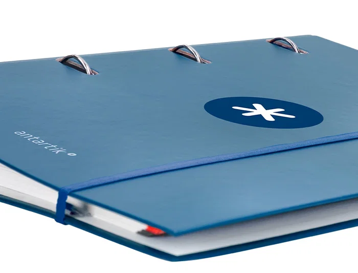 Antartik Carpeta con Recambio A4, 4 Anillas 40mm Redondas, Cuadro 5mm, 90gr, Azul Marino Antartik Carpeta con Recambio A4, 4 Anillas 40mm Redondas, Cuadro 5mm, 90gr, Azul Marino