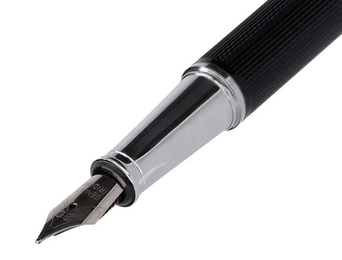 Belius Turbo Pluma y estuche con textura punteada, negro y plateado, tinta azul, diseño inspirado en motor Belius Turbo Pluma y estuche con textura punteada, negro y plateado, tinta azul, diseño inspirado en motor