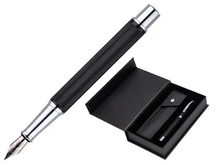 Belius Turbo Pluma y estuche con textura punteada, negro y plateado, tinta azul, diseño inspirado en motor Belius Turbo Pluma y estuche con textura punteada, negro y plateado, tinta azul, diseño inspirado en motor