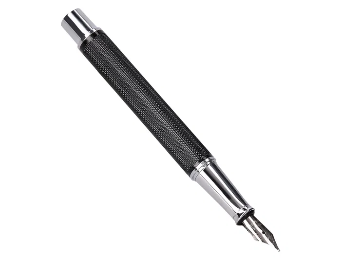 Belius Turbo Pluma y estuche con textura punteada, negro y plateado, tinta azul, diseño inspirado en motor Belius Turbo Pluma y estuche con textura punteada, negro y plateado, tinta azul, diseño inspirado en motor