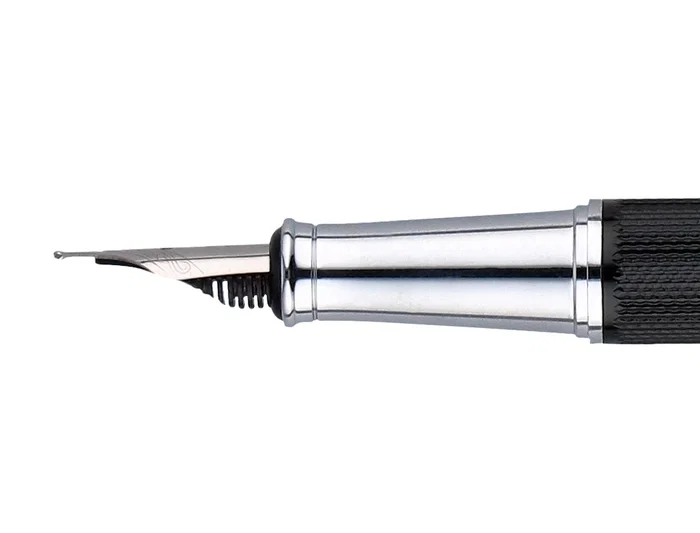 Belius Turbo Pluma y estuche con textura punteada, negro y plateado, tinta azul, diseño inspirado en motor Belius Turbo Pluma y estuche con textura punteada, negro y plateado, tinta azul, diseño inspirado en motor