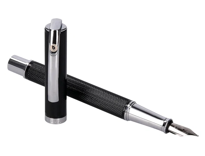 Belius Turbo Pluma y estuche con textura punteada, negro y plateado, tinta azul, diseño inspirado en motor Belius Turbo Pluma y estuche con textura punteada, negro y plateado, tinta azul, diseño inspirado en motor