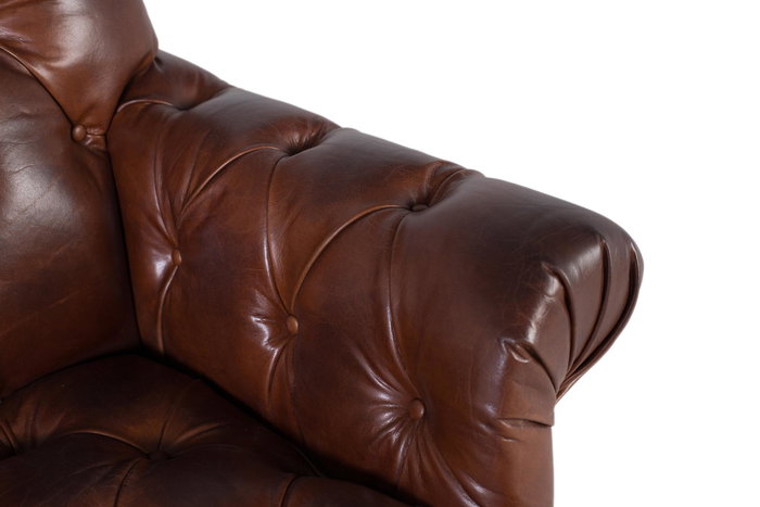 GINER Y COLOMER Sillón Tapizado en Cuero Marrón con Acabado Capitoné y Reposabrazos