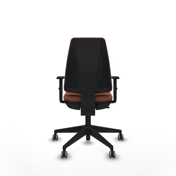 Silla de oficina Elche con mecanismo Contacto permanente básico tapizada con Tela color Marrón. Equipada con Base piramidal negra, Brazos 1D y Ruedas 65 mm parqué