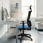 Silla de oficina Horna con mecanismo Sincro/Traslack tapizada con Tela color Azul cielo y malla color Negro. Equipada con lumbar 1D, Brazos 1D, Cabecero Fijo y Ruedas 65 mm parqué