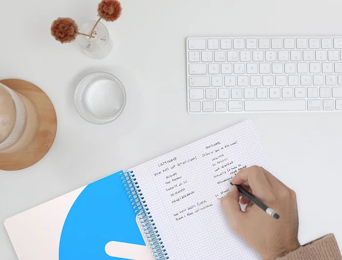 Antartik Cuaderno Espiral A4 Micro Forrado 120 Hojas 90gr Cuadro 5mm 5 Bandas Taladros Rojo