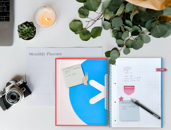 Antartik Cuaderno Espiral A4 Micro Forrado 120 Hojas 90gr Cuadro 5mm 5 Bandas Taladros Rojo