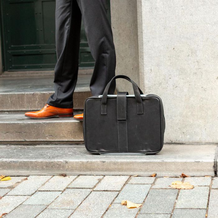 R-Go Tools Bolso para portátil R-Go Viva, Cuero de Plena Flor, Negro