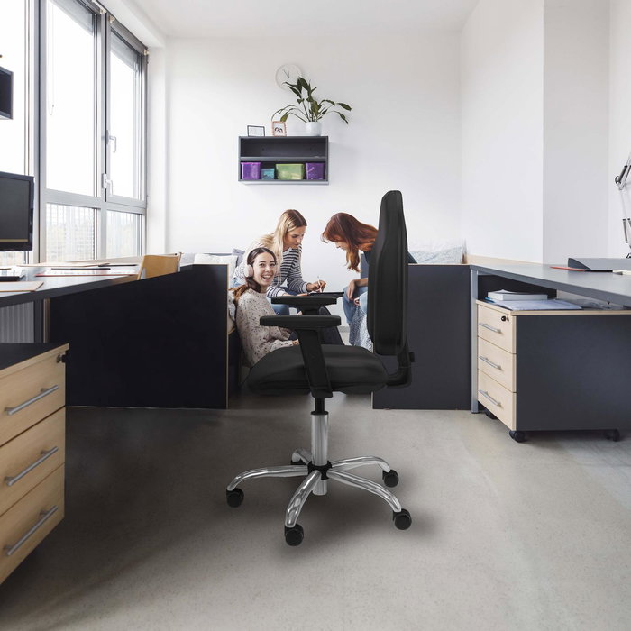 Silla de oficina Algarra con mecanismo Contacto permanente básico tapizada con Similpiel color Amarillo. Equipada con Base cromada, Brazos 2D y Ruedas de parqué