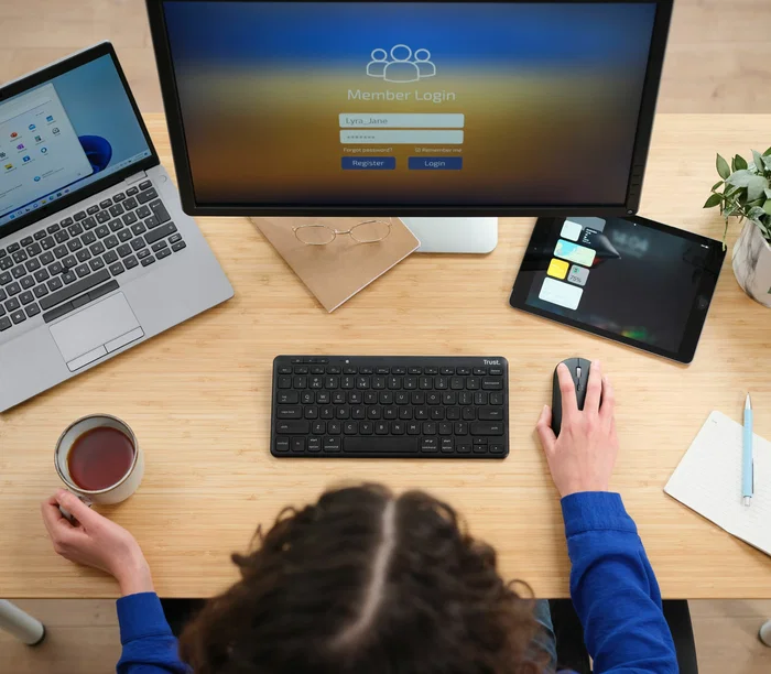 Trust Teclado Lyra Inalámbrico Compacto Triple Conexión USB + Bluetooth 5.0 + RF, QWERTY Español, Perfil Bajo, Teclas de Tijera, Multidispositivo, Negro