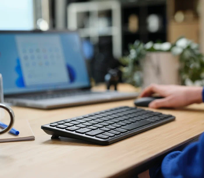 Trust Teclado Lyra Inalámbrico Compacto Triple Conexión USB + Bluetooth 5.0 + RF, QWERTY Español, Perfil Bajo, Teclas de Tijera, Multidispositivo, Negro