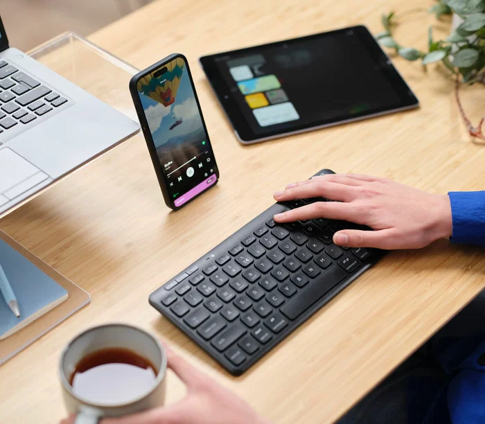 Trust Teclado Lyra Inalámbrico Compacto Triple Conexión USB + Bluetooth 5.0 + RF, QWERTY Español, Perfil Bajo, Teclas de Tijera, Multidispositivo, Negro