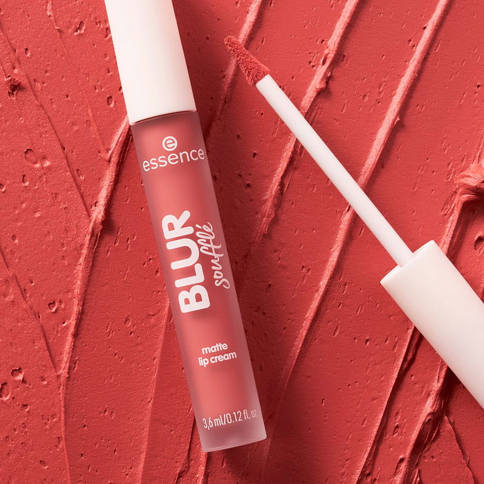 Essence Labial Mate Cremoso Blur Soufflé #03 Hot Offline 3.6 gr, efecto difuso y acabado moderno para todo el día