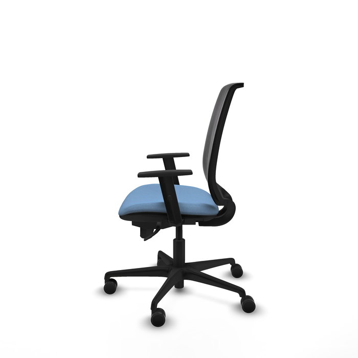 Silla de oficina Alares con mecanismo Sincro tapizada con Tela color Azul cielo y malla color Negro. Equipada con lumbar 1D, Brazos 1D y Ruedas 65mm nailon