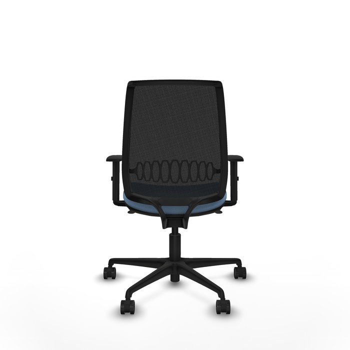 Silla de oficina Alares con mecanismo Sincro tapizada con Tela color Azul cielo y malla color Negro. Equipada con lumbar 1D, Brazos 1D y Ruedas 65mm nailon