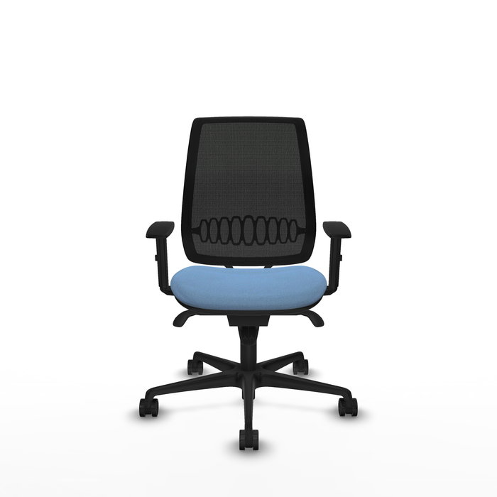 Silla de oficina Alares con mecanismo Sincro tapizada con Tela color Azul cielo y malla color Negro. Equipada con lumbar 1D, Brazos 1D y Ruedas 65mm nailon