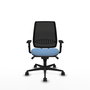 Silla de oficina Alares con mecanismo Sincro tapizada con Tela color Azul cielo y malla color Negro. Equipada con lumbar 1D, Brazos 1D y Ruedas 65mm nailon