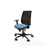 Silla de oficina Alares con mecanismo Sincro tapizada con Tela color Azul cielo y malla color Negro. Equipada con lumbar 1D, Brazos 1D y Ruedas 65mm nailon