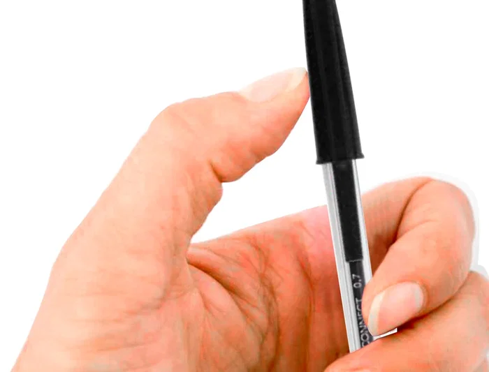 Q-connect Bolígrafo Transparente Negro Medio KF26040 Tinta a Base de Aceite Punta 1mm Trazo 0.4mm Suavidad Escritura