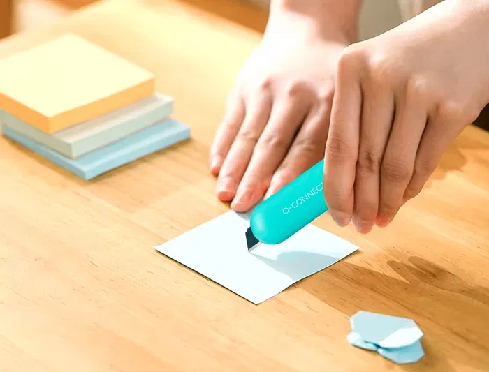 Q-connect Cuter de Seguridad Retractil Mini Plástico, Modelos y Colores Surtidos, Expositor 30 Unidades