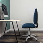 Silla de oficina Algarra con mecanismo Contacto permanente básico tapizada con Similpiel color Azul marino. Equipada con Base cromada, Sin brazosy Topes