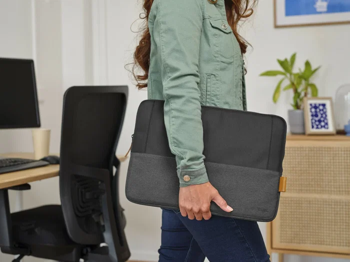 Trust Lisboa 25248 Funda para Portátil Universal hasta 16" (40.6 cm) - Negro - Hecha de Poliéster Reciclado (4 botellas PET), Sleeve Acolchada