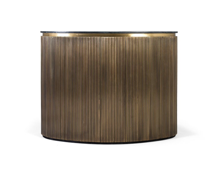 GINER Y COLOMER Mueble bar con frontal curvo dorado
